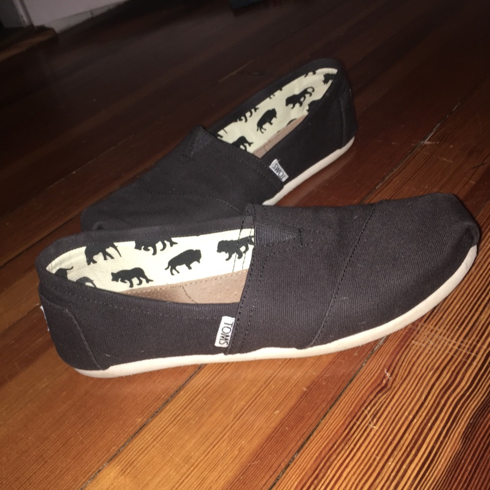 Size 9 black Toms